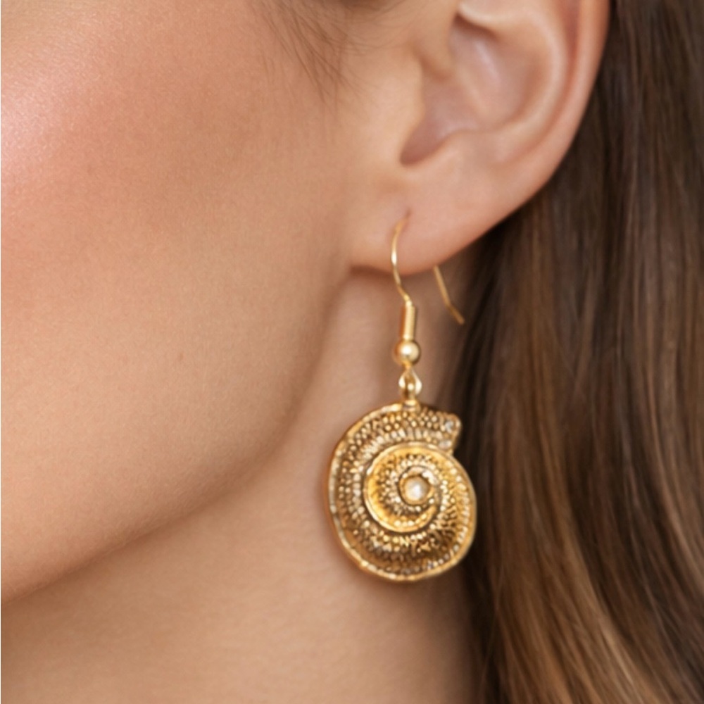 Vintage Natural Shell Dangle Pierced Earrings 1.75" Long Elegant Beautiful